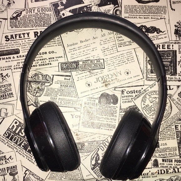 Beats wireless Bluetooth headphones - Picture 1 of 2